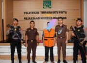 Penahanan AS dengan perkara tindak pidana korupsi penyimpangan pengelolaan Anggaran Pendapatan Belanja Gampong (APBG) Desa Meugatmeh, Selasa (14/3).(Waspada/Ist)