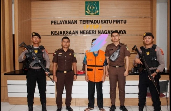 Penahanan AS dengan perkara tindak pidana korupsi penyimpangan pengelolaan Anggaran Pendapatan Belanja Gampong (APBG) Desa Meugatmeh, Selasa (14/3).(Waspada/Ist)