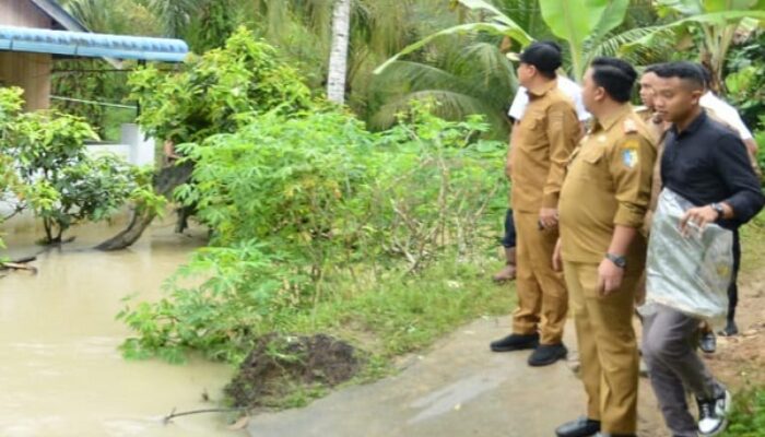 Bupati Zahir Tinjau Banjir Akibat Pengalihan Aliran Sungai