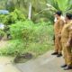 BUPATI Batubara Ir H Zahir, M.AP meninjau kawasan terendam banjir di Lingkungan VII Kelurahan Limapuluh Kota, diduga dampak pengalihan aliran sungai menyebabkan menyempit dan meluap saat hujan deras.Waspada/Iwan Has