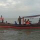 Tim gabungan TNI-Polri, BPBD Aceh Tamiang dan masyarakat masih melakukan pencarian M Yunus yang tenggelam akibat boat kayu yang ditumpanginya karam, Selasa (14/3) kemarin. Waspada/Ist