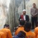 Tahanan Polres Bener Meriah mendapat bimbingan rohani dan mental.Waspada/ist