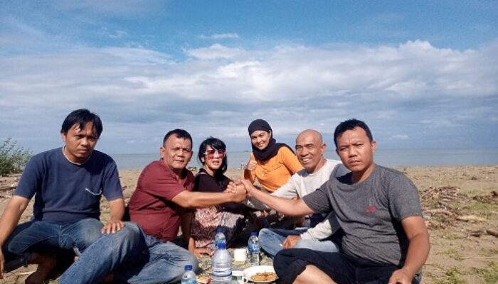 Menelusuri Pantai Barat Madina