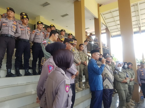 WAKIL rakyat sampaikan janji kepada puluhan massa Abpednas di Gedung DPRK Subulussalam, Selasa (7/3) pekan lalu. (Waspada/Khairul Boangmanalu)
