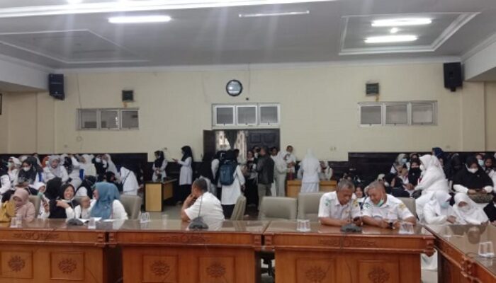 Hak Belum Dibayar Nakes Geruduk DPRK Aceh Tengah