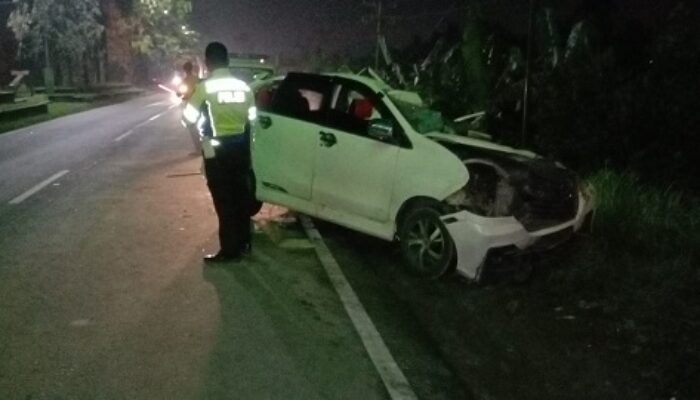 Xenia Tabrak Truk, Sopir Koma Penumpang Meninggal