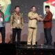 Wali Kota Tanjungbalai, Waris Tholib menerima Penghargaan UHC dari Mendagri, Tito Karnavian. Waspada/Ist
