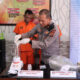 Wakapolres Langsa, Kompol Ichsan saat musnahkan barang bukti sabu 69,32 gram dan ganja seberat 2.900 gram hasil pengungkapan Sat Resnarkoba Polres Langsa di Mapolres Langsa, Rabu (15/3). Waspada/dede
