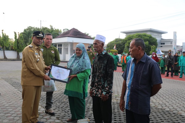 Jelang Ramadhan, 350 Pekerja Kebersihan Kota Lhokseumawe Terima Paket Sembako