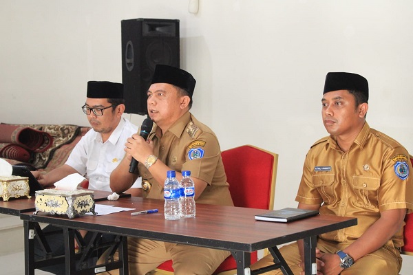Bupati Labuhanbatu dr. H. Erik Adtrada Ritonga membuka secara zoom kegiatan ujian praktik salat fardu dan jenajah di rumdis Bupati. (Waspada/Ist)