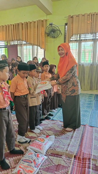 MIN 2 Langsa Salurkan 1,5 Ton Beras Untuk Fakir Miskin