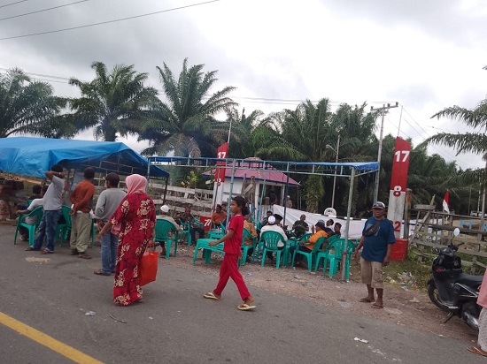 Massa Masih Bertahan Di Depan Portal PT RPR Massa Masih Bertahan Di Depan Portal PT RPR
