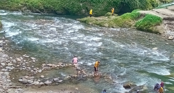 Lokasi objek wisata alam Bartong yang merupakan titik pertemuan aliran dua sungai di Dusun III Desa Bartong Kec.Sipispis Kab.Sergai, Selasa (13/3) kemarin. (Waspada/Edi Saputra)