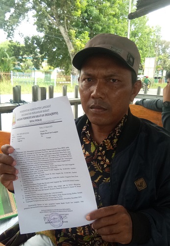 KETUA BPD Desa Perlis Mukhlis memperlihatkan dokumen terkait sejumlah proyek DD yang mangkrak dan fiktif TA 2022. Waspada/Asrirrais