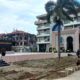 TAMAN MINIATUR KA’BAH: Pekerja melakukan finishing miniatur ka’bah di Komplek Asrama Haji Embarkasi Banda Aceh. Foto diambil baru-baru ini. Waspada/Muhammad Ishak