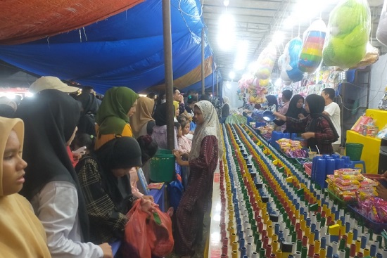 Sejumlah stand permainan adu ketangkasan pada lokasi Pasar Malam di Lapangan Bhayangkara Aekkanopan, Kec. Kualuhhulu. (Waspada/Ilyas Munthe)