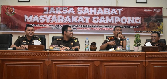 Kajari Bireuen Munawal Hadi memberikan bimbingan kepada Keuchik Gampong (Desa), di Aula Setda kab lama, di Kota Juang, Rabu, (15/3).Waspada/Fauzan