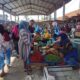 Harga kebutuhan pokok naik, para kaum ibu mengeluh.Waspada/Seh Muhammad Amin