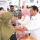 Wali Kota Padangsidempuan Irsan Efendi Nasution (kanan) melayani salah seorang pembeli di Gerakan Pasar Murah yang dilaksanakan BI Sibolga bekerjasama dengan Pemko Padangsidempuan.Waspada/ist.