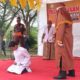 DICAMBUK: Terpidana menahan rasa sakit ketika menjalani eksekusi cambuk 100 kali di halaman Dinas Syariat Islam Aceh Timur di Idi, Kamis (16/3). Waspada/Muhammad Ishak