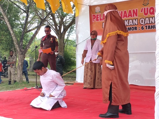 DICAMBUK: Terpidana menahan rasa sakit ketika menjalani eksekusi cambuk 100 kali di halaman Dinas Syariat Islam Aceh Timur di Idi, Kamis (16/3). Waspada/Muhammad Ishak