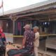 LOKASI PEMBANTAIAN: TKSK Julok, Intan Sapardani, bersama warga melihat lokasi gudang ikan asin yang sudah diberikan garis polisi di lokasi terjadinya pembantaian hingga menyebabkan warga pesisir meninggal dunia di Gampong Kuala Geulumpang, Julok, Aceh Timur, Kamis (16/4). Waspada/Ist