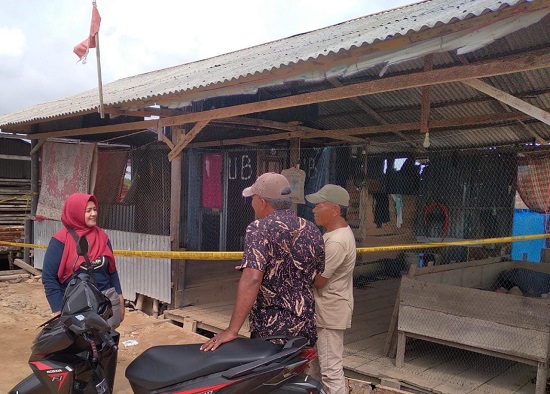 LOKASI PEMBANTAIAN: TKSK Julok, Intan Sapardani, bersama warga melihat lokasi gudang ikan asin yang sudah diberikan garis polisi di lokasi terjadinya pembantaian hingga menyebabkan warga pesisir meninggal dunia di Gampong Kuala Geulumpang, Julok, Aceh Timur, Kamis (16/4). Waspada/Ist