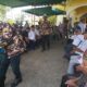 Plt Bupati Langkat H Syah Afandin saat melayani pelayat di rumah duka Jl Stasiun Kereta Api Kelurahan Brandan Timur Kec.Babalan, Langkat, Kamis(16/3/2023). Waspada/Boy Aprizal