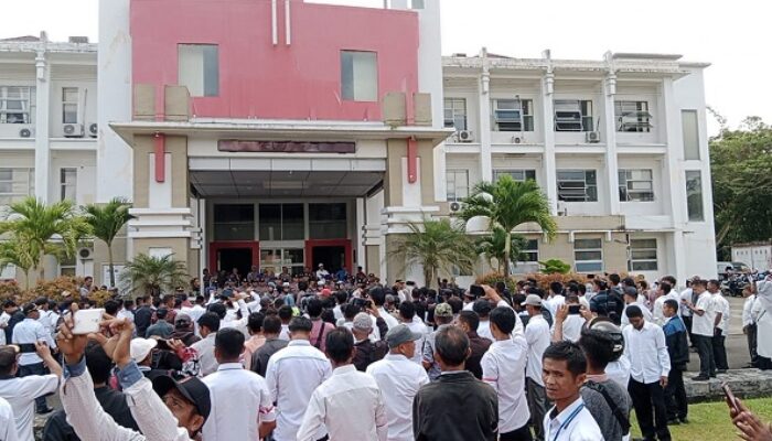 BPD Simeulue Demo Bupati Dan DPRK