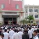 Para pendemo menyampaikan aspirasi mereka menuntut kenaikan gaji langsung di depan PJ. Bupati Simeulue Ahmadliyah, Kamis (16/3). Waspada/Rahmad