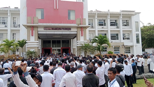 Para pendemo menyampaikan aspirasi mereka menuntut kenaikan gaji langsung di depan PJ. Bupati Simeulue Ahmadliyah, Kamis (16/3). Waspada/Rahmad