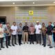 Anggota DPR-RI, Muslim, didampingi Zulfahriza, bersama Manager PLN UP3 Langsa, Wahyu B Novianto, saat melakukan pertemuan di Lounge Ruang GCG PLN UP3 Langsa, Kamis (2/3). Waspada/Rapian.