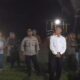 Pj Bupati Marthunis didampingi Danramil, Kapolsek dan pejabat lainnya saat memberikan peringatan kepada sejumlah pemilik cafe, di Singkil, Rabu (15/3) malam. WASPADA/Ariefh
