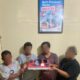 Empat pelaku penyalahgunaan narkotika jenis sabu, memegang sejumlah barang bukti hasil penangkapan. WASPADA/ist