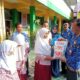 Kepala Dinas Pendidikan dan Kebudayaan Pemko Lhokseumawe, A.Haris, S.Sos, M.Si, di dampingi Sekdis Ikhwansyah dan Kepsek SDN-4 Banda Sakti, menyerahkan santunan anak yatim di SD Negeri 4 Banda Sakti, Lhokseumawe, Jumat (17/3). Waspada/Ist