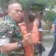 Kasdim 0208/AS Mayor Inf Makmur Siahaan, bersama warga mengamankan seorang siswa SMP yang diduga terlibat tawuran di Taman Mahoni, Kisaran. Waspada/Sapriadi