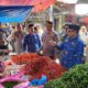Pj Wali Kota Langsa, Said Mahdum Majid saat mengecek harga kebutuhan pokok atau sembako di pusat pasar Langsa, Jumat (17/3). Waspada/Rapian