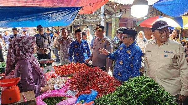 Pj Wali Kota Langsa, Said Mahdum Majid saat mengecek harga kebutuhan pokok atau sembako di pusat pasar Langsa, Jumat (17/3). Waspada/Rapian