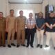 Kepala BPJamsostek Cabang Padang Sidempuan, Dr. Sanco Simanullang (4 kanan) foto bersama dengan Sekda Kota Gunung Sitoli Drs. Oimonaha Waruwu, Kamis (16/3). Waspada/ist.