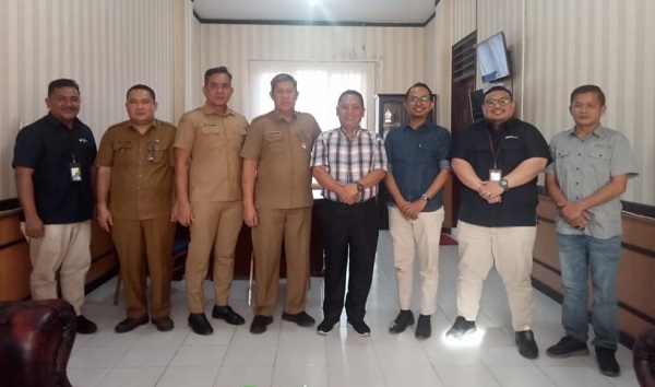 Kepala BPJamsostek Cabang Padang Sidempuan, Dr. Sanco Simanullang (4 kanan) foto bersama dengan Sekda Kota Gunung Sitoli Drs. Oimonaha Waruwu, Kamis (16/3). Waspada/ist.