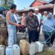 Pj Ahmadliyah memonitor dan berdialog langsung dengan masyarakat di sebuah agen penyalur minyak tanah di sekitar Kota Sinabang dan menghadirkan pihak APMS serta Pertamina, Jumat (17/3). Waspada/Ist