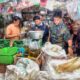 WAKIL Bupati Deliserdang HMA Yusuf Siregar ketika melakukan Sidak di Pasar Tradisional Deli Mas Lubukpakam untuk mengetahui harga dan ketersediaan bahan pokok jelang bulan suci Ramadhan dan Idul Fitri 1444 H , Jum'at (17/3). (Waspada/Khairul K Siregar/B)