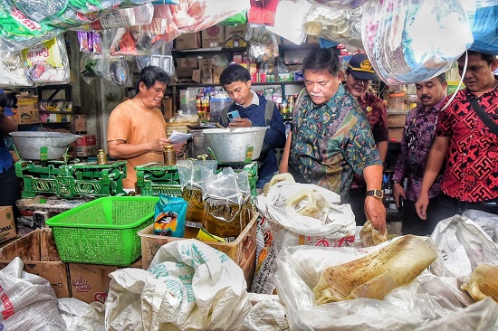 WAKIL Bupati Deliserdang HMA Yusuf Siregar ketika melakukan Sidak di Pasar Tradisional Deli Mas Lubukpakam untuk mengetahui harga dan ketersediaan bahan pokok jelang bulan suci Ramadhan dan Idul Fitri 1444 H , Jum'at (17/3). (Waspada/Khairul K Siregar/B)