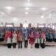 Ketua TP PKK Humbahas, Ny Lidya Kristina Dosmar Banjarnahor foto bersama dengan TP PKK Se Humbahas usai kegiatan pelatihan TP PKK. Waspada/Ist