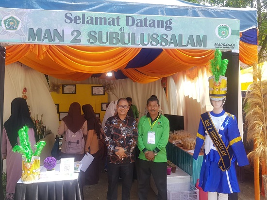 RIDON Solin, S.PdI (kanan), Waka Bidang Kesiswaan dan DR. Musriaparto Bancin, S.PdI, MM, Guru Sosiologi MAN 2 Subulussalam. (Waspada/Khairul Boangmanalu)