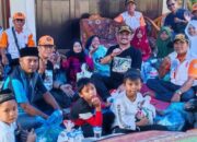 KETUA ORARI Deliserdang Aswin Arsyad (topi hitam) dan pengurus lainnya foto bersama usai menyerahkan bantuan sembako dan tali asih kepada puluhan anak yatim di Dusun Mesjid 1 Desa Sekip Kecamatan Lubukpakam, Sabtu (18/3) sore.- (Waspada/Khairul K Siregar/B)