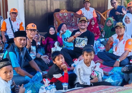 KETUA ORARI Deliserdang Aswin Arsyad (topi hitam) dan pengurus lainnya foto bersama usai menyerahkan bantuan sembako dan tali asih kepada puluhan anak yatim di Dusun Mesjid 1 Desa Sekip Kecamatan Lubukpakam, Sabtu (18/3) sore.- (Waspada/Khairul K Siregar/B)