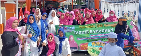 Ketua IPEMI Simalungun, Hj Hidayah Herlina Gusti Nasution, bersama peserta dalam acara webinar menyambut datangnya bulan Ramadan 1444 Hijriah bertajuk Tarhib Ramadan digelar di halaman Yayasan UISU Pematangsiantar, Minggu (18/3/2023).(Waspada/ist).