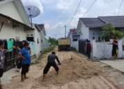Warga Timbun Badan Jalan Rusak