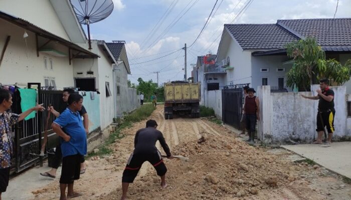 Warga Timbun Badan Jalan Rusak